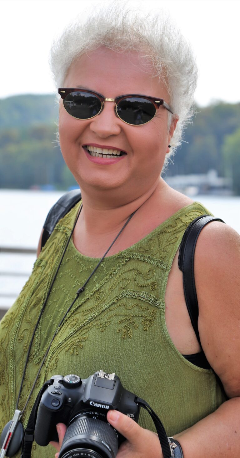 Anja mit Kamera 768x1464